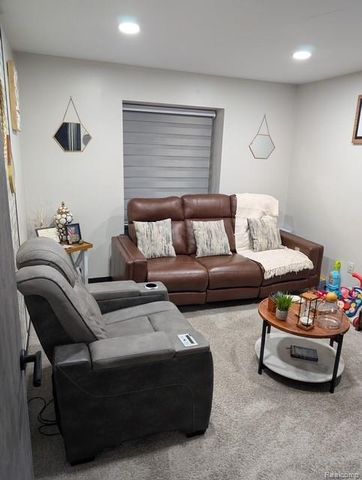 15195 La Grande Plaza, Warren, MI 48088