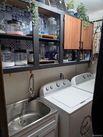 15195 La Grande Plaza, Warren, MI 48088