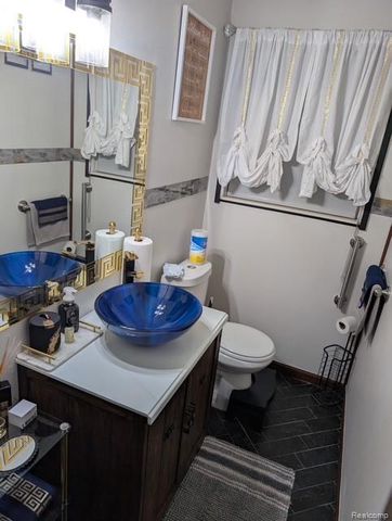 15195 La Grande Plaza, Warren, MI 48088