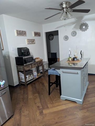 15195 La Grande Plaza, Warren, MI 48088