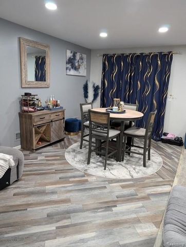 15195 La Grande Plaza, Warren, MI 48088