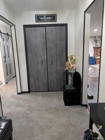 15195 La Grande Plaza, Warren, MI 48088