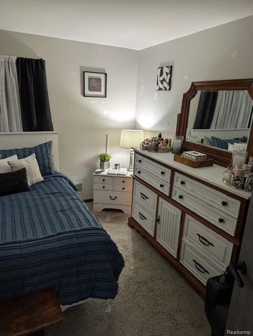 15195 La Grande Plaza, Warren, MI 48088