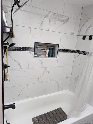 15195 La Grande Plaza, Warren, MI 48088