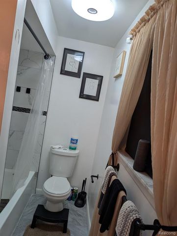 15195 La Grande Plaza, Warren, MI 48088