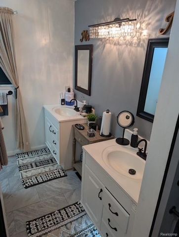 15195 La Grande Plaza, Warren, MI 48088