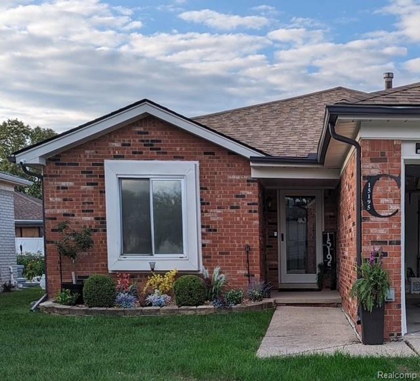 15195 La Grande Plaza, Warren, MI 48088