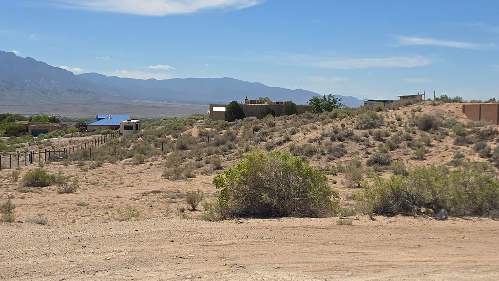 916 Saratoga Drive NE, Rio Rancho, NM 87144