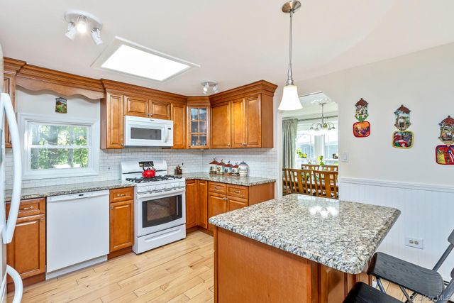 1407 Middle Road 83, Calverton, NY 11933