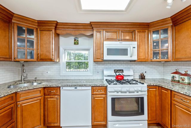 1407 Middle Road 83, Calverton, NY 11933