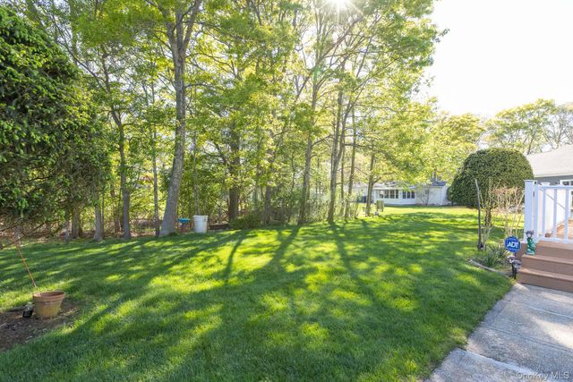1407 Middle Road 83, Calverton, NY 11933