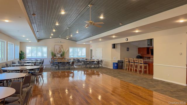 1407 Middle Road 83, Calverton, NY 11933
