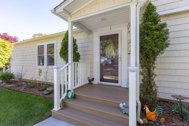 1407 Middle Road 83, Calverton, NY 11933