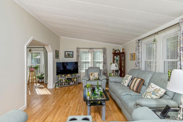 1407 Middle Road 83, Calverton, NY 11933
