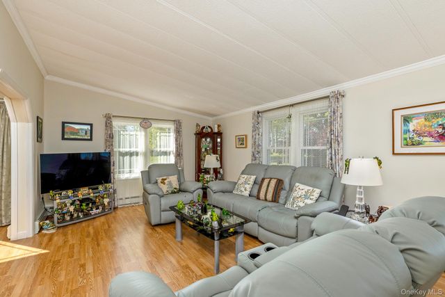 1407 Middle Road 83, Calverton, NY 11933