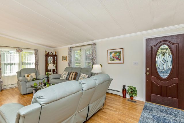 1407 Middle Road 83, Calverton, NY 11933