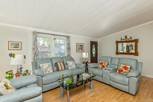 1407 Middle Road 83, Calverton, NY 11933