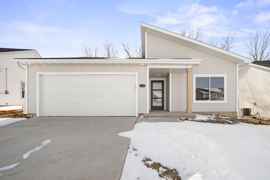 4310 Grover Woods Lane, Des Moines, IA 50317