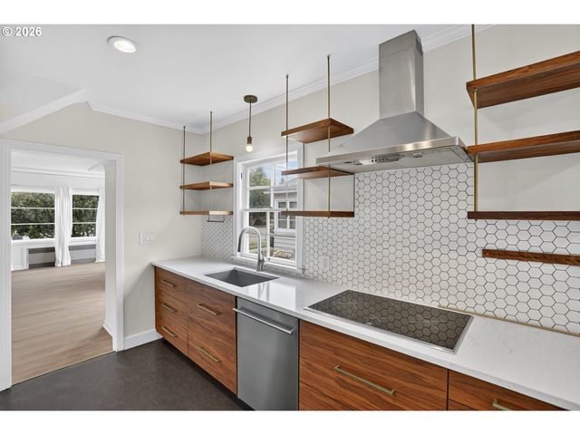 515 N ROSA PARKS Way, Portland, OR 97217