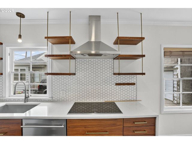 515 N ROSA PARKS Way, Portland, OR 97217