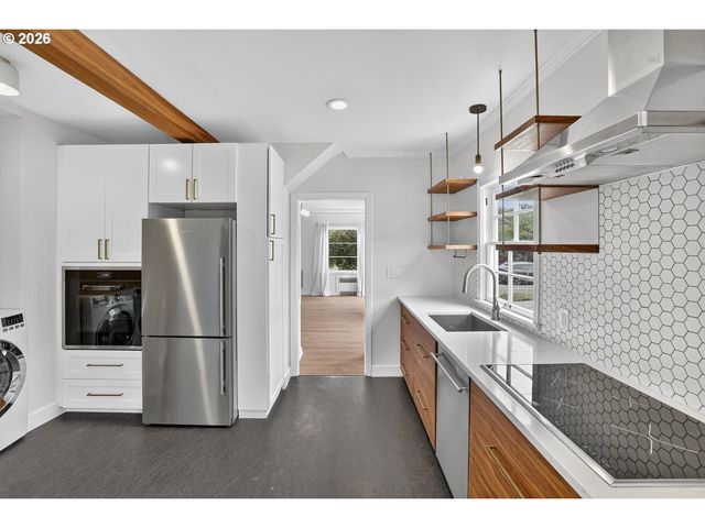 515 N ROSA PARKS Way, Portland, OR 97217