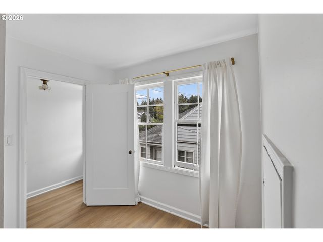 515 N ROSA PARKS Way, Portland, OR 97217