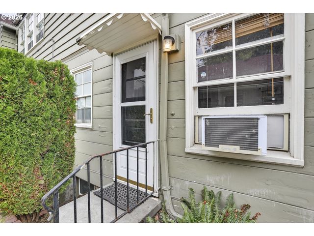 515 N ROSA PARKS Way, Portland, OR 97217