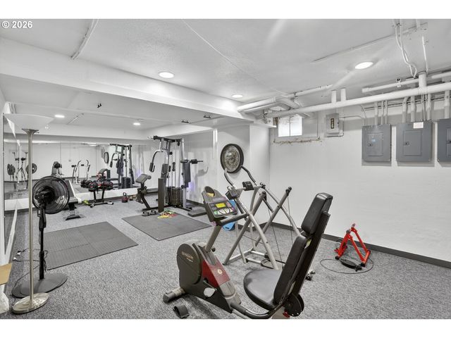 515 N ROSA PARKS Way, Portland, OR 97217