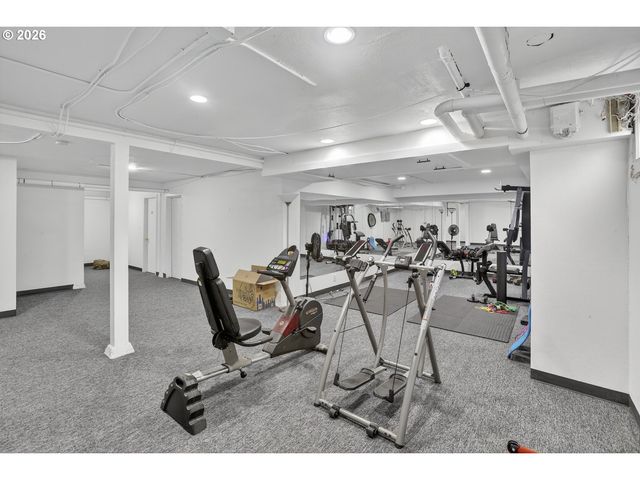 515 N ROSA PARKS Way, Portland, OR 97217