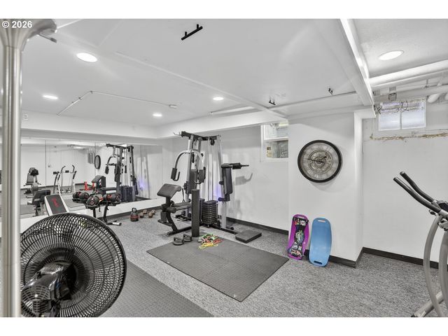 515 N ROSA PARKS Way, Portland, OR 97217