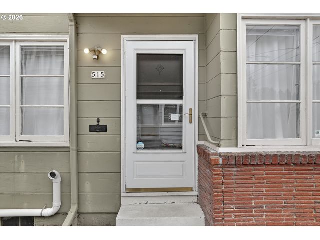 515 N ROSA PARKS Way, Portland, OR 97217
