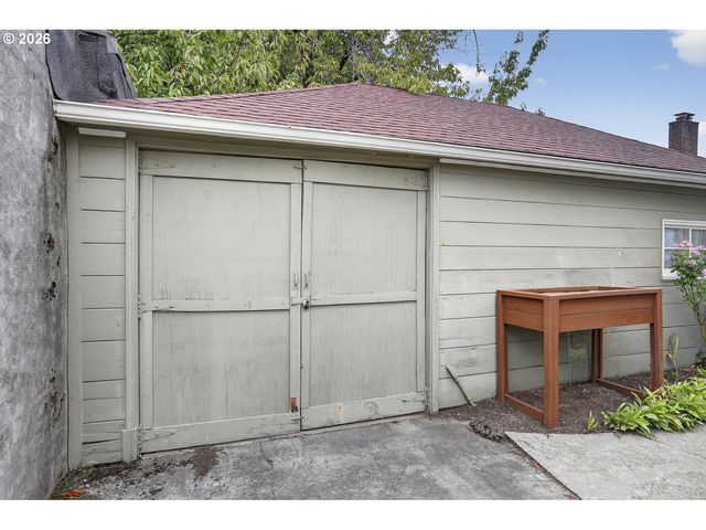 515 N ROSA PARKS Way, Portland, OR 97217