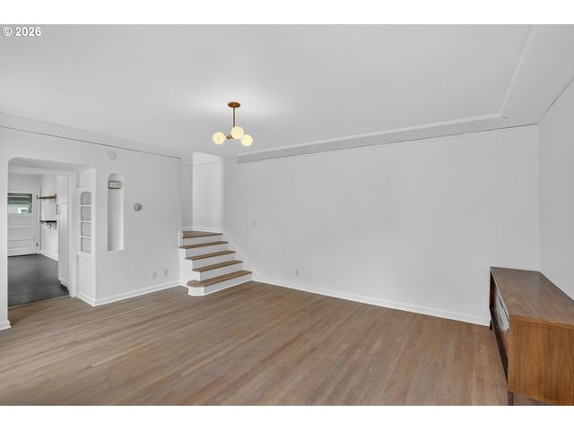 515 N ROSA PARKS Way, Portland, OR 97217