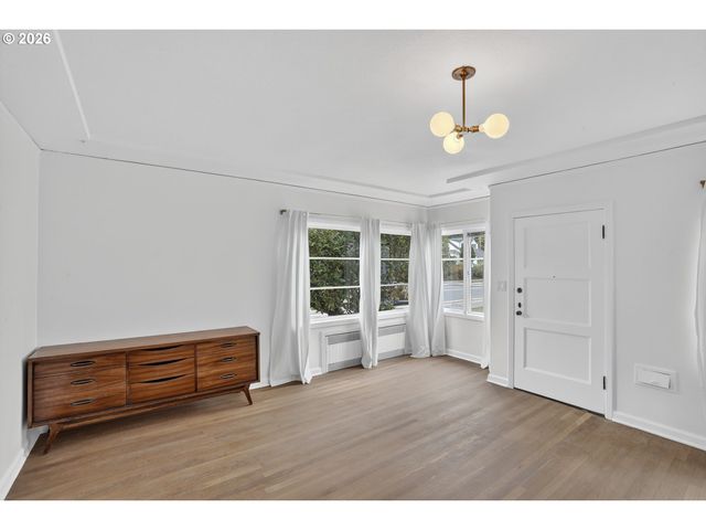 515 N ROSA PARKS Way, Portland, OR 97217