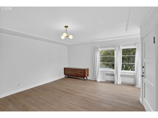 515 N ROSA PARKS Way, Portland, OR 97217