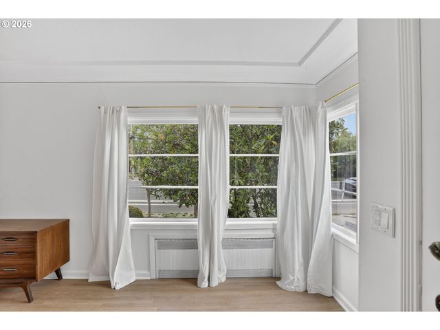 515 N ROSA PARKS Way, Portland, OR 97217