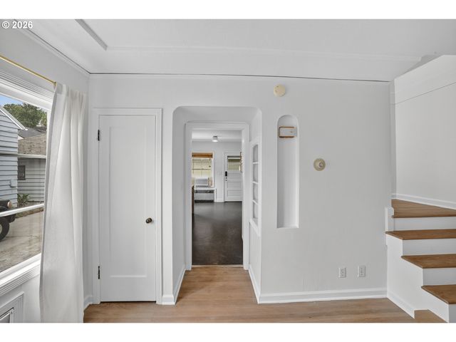 515 N ROSA PARKS Way, Portland, OR 97217