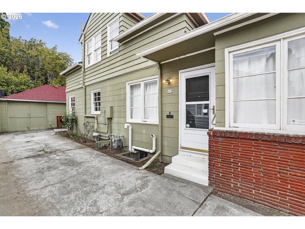 515 N ROSA PARKS Way, Portland, OR 97217