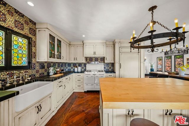 1615 Redcliff Street, Los Angeles, CA 90026