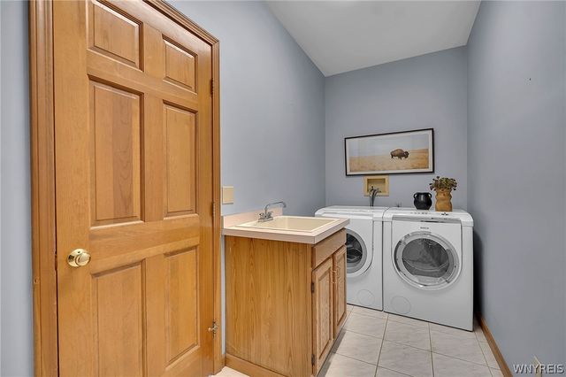 9530 Cobblestone Dr, Clarence, NY 14031