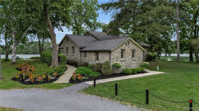 9530 Cobblestone Dr, Clarence, NY 14031