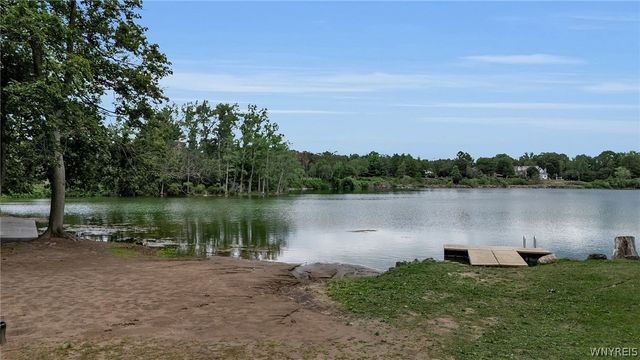 9530 Cobblestone Dr, Clarence, NY 14031