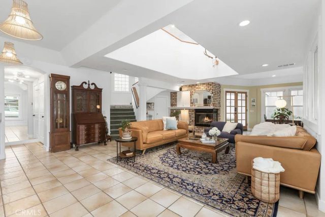 1938 Westminster, Costa Mesa, CA 92627