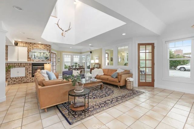 1938 Westminster, Costa Mesa, CA 92627