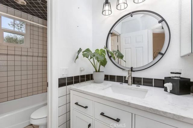 1938 Westminster, Costa Mesa, CA 92627