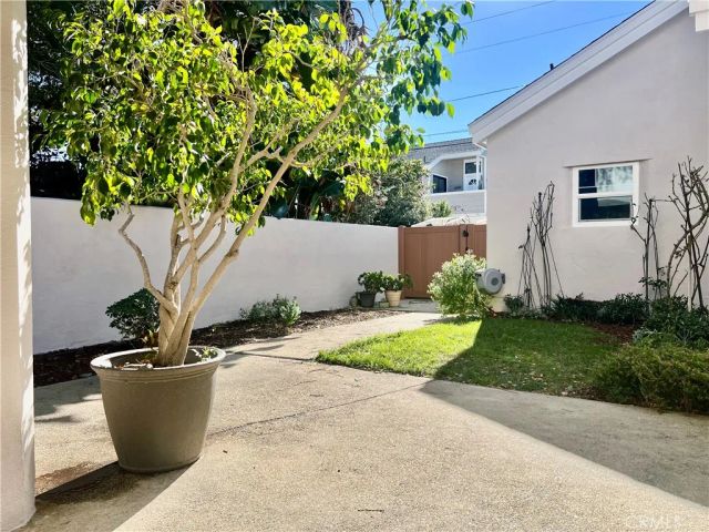 1938 Westminster, Costa Mesa, CA 92627