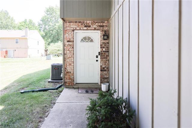 107 NE Greystone Drive, Lee's Summit, MO 64086