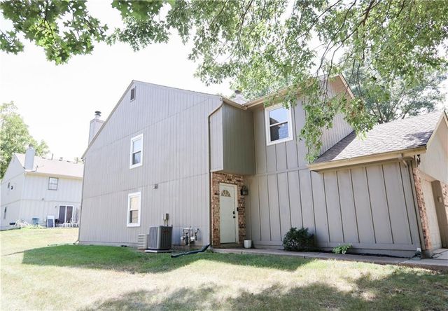 107 NE Greystone Drive, Lee's Summit, MO 64086