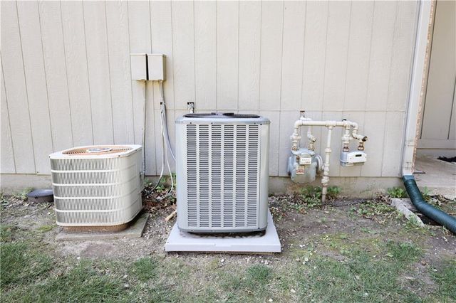 107 NE Greystone Drive, Lee's Summit, MO 64086