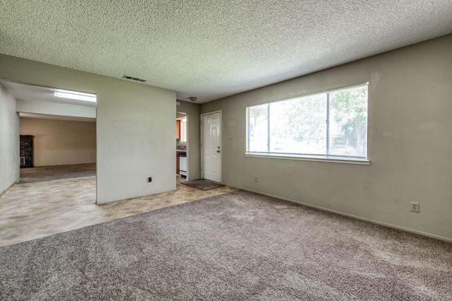 5904 E Pontiac Way, Fresno, CA 93727